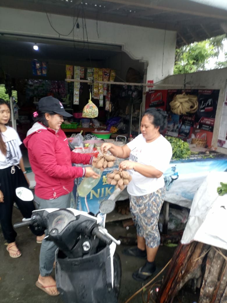 Dokumentasi dari - Warga Desa Jungutan Beraktivitas Seperti Biasa Walau Kerap Terjadi Erupsi Gunung Agung