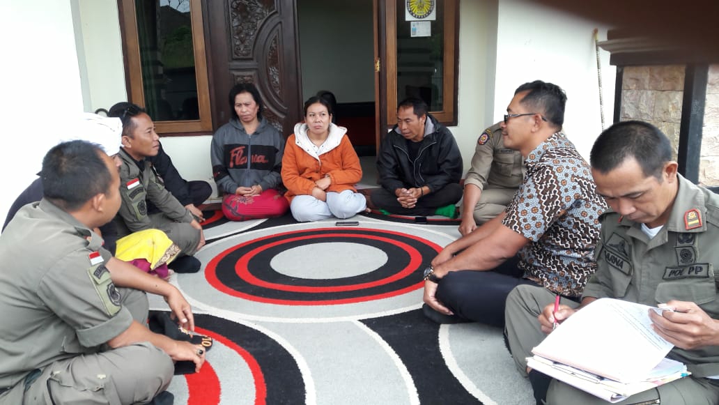 Dokumentasi dari - Tidak Benar Pedagang Canang Meminta Bayaran Rp100.000 kepada Pengendara