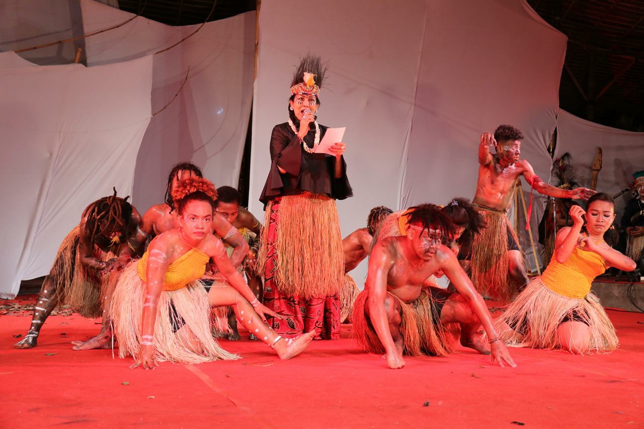 Dokumentasi dari - Kolaborasi Ny. Putri Koster-ISBI Tanah Papua di Arena Pesta Kesenian Bali 2019