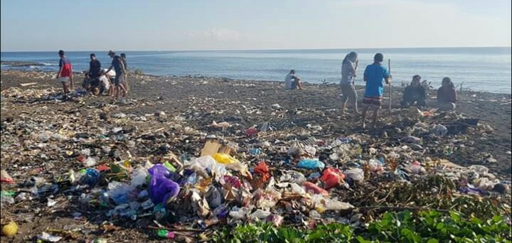 Dokumentasi dari - Sampah Plastik Menghiasi Muara Sungai Tukad Saba Buleleng