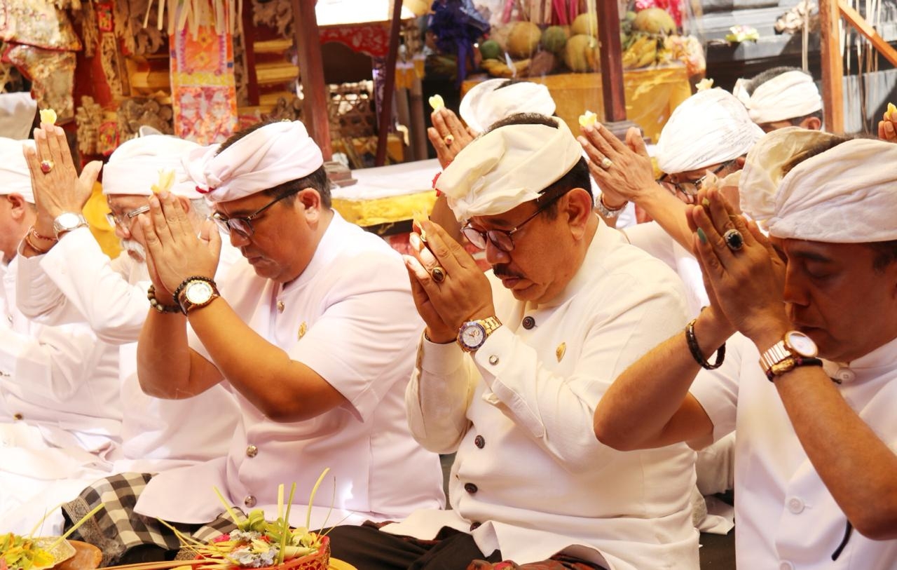 Dokumentasi dari - Tjok Ace Ajak Umat Hindu menjalankan kegiatan upacara keagamaan dilandasi tiga dasar