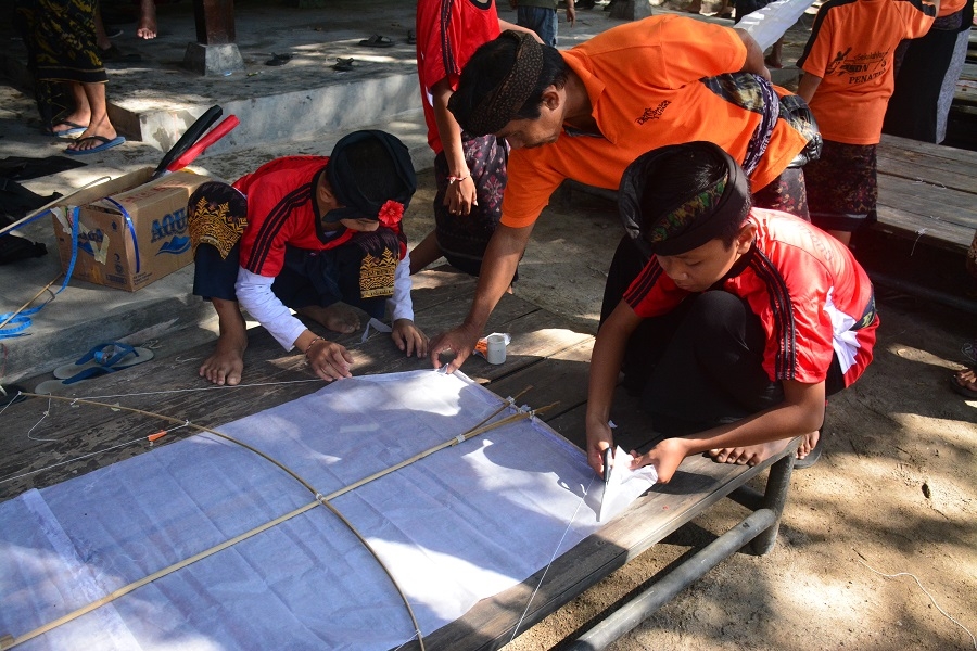 Dokumentasi dari - Murid SD Kota Denpasar Diajak Buat Layangan Jenis Tradisional Bali
