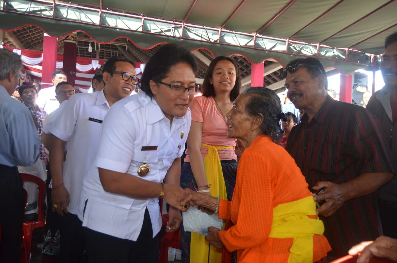 Dokumentasi dari - Bupati Giri Prasta Serahkan Rp31,5 Miliar untuk Bantuan 565 Rumah Layak Huni