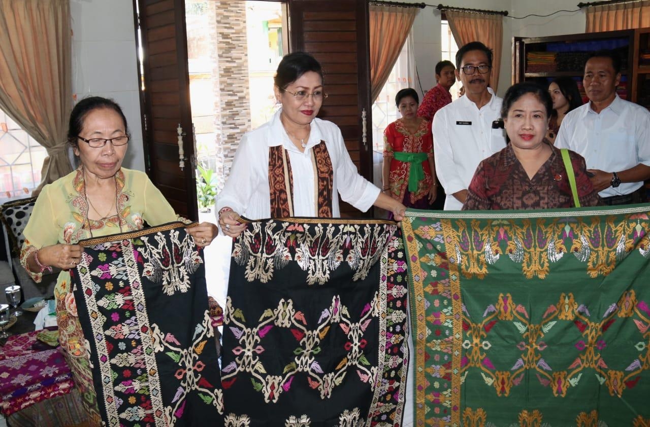 Dokumentasi dari - Kain Tenunan Bali Nyaris Punah, Pemasaran Kurang dan Sulit Regenerasi Perajinnya