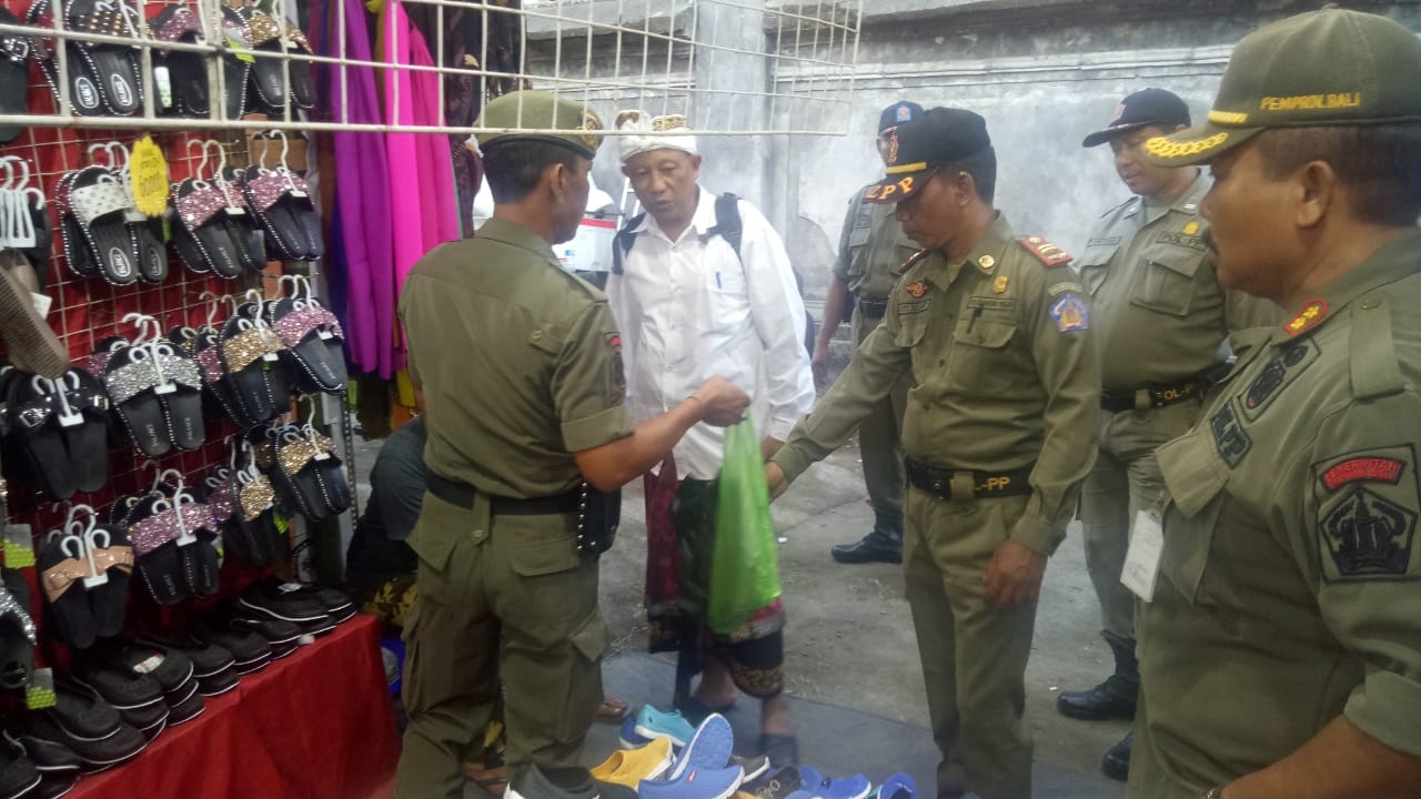 Dokumentasi dari - Satpol PP Sidak PKB, Masih Banyak Temukan Pedagang Gunakan Kantong Plastik