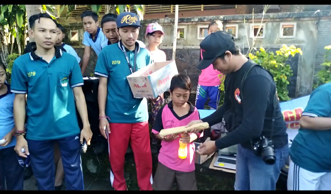 Dokumentasi dari - Para Siswa Ramaikan Jalan Santai Pordes Desa Abang
