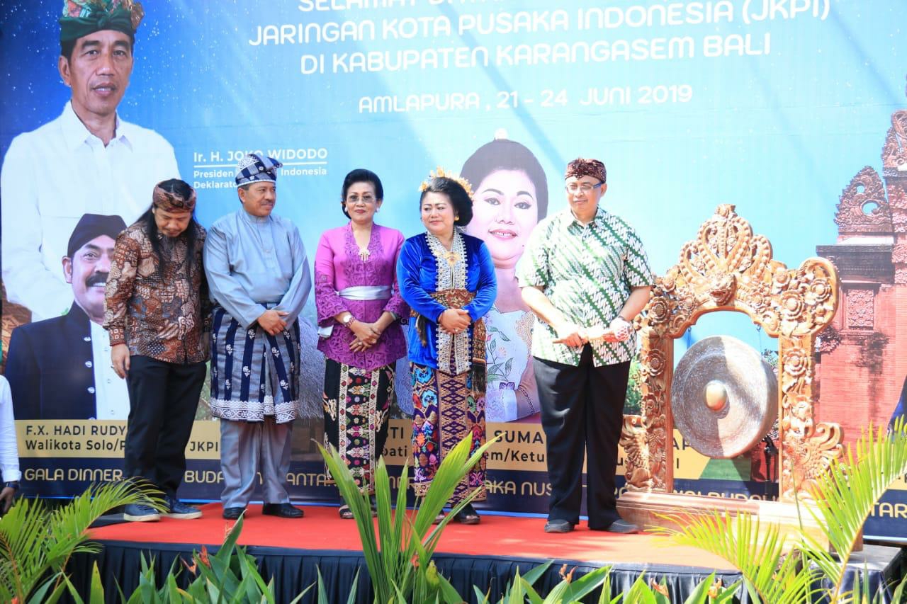 Dokumentasi dari - Meriah, Pawai Budaya Kota Pusaka dan HUT ke-379 Kota Amlapura