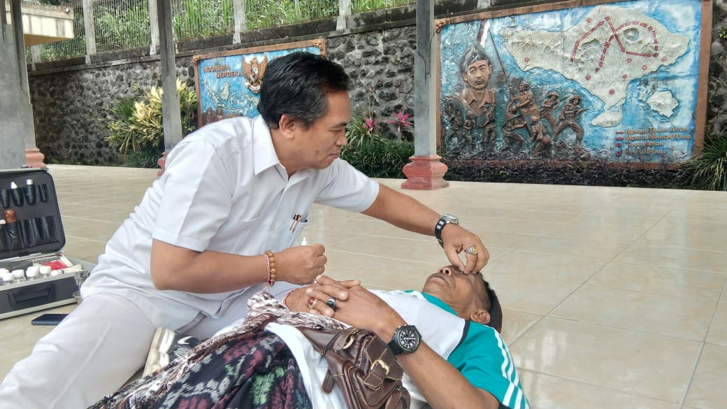 Dokumentasi dari - Masyarakat di Lereng Gunung Agung dapat Pemeriksaan Kesehatan Ayurveda Gratis
