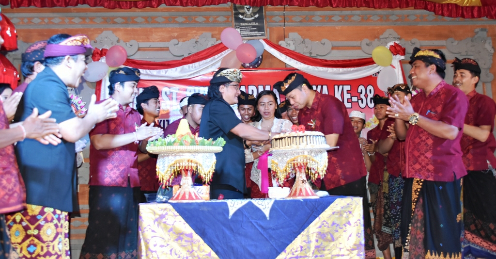 Dokumentasi dari - Bupati I Nyoman Giri Prasta Hadiri HUT ST Swadharma Karya ke-38