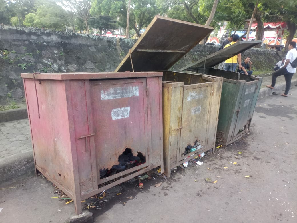 Dokumentasi dari - Banyak Tong Sampah Rusak dan Bolong di Kota Amlapura 