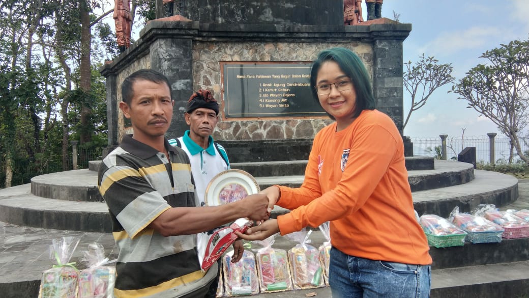 Dokumentasi dari - Pengurus KMI BALI Tamara Hakim Serahkan Cindra Mata kepada Pengelola Monumen Perjuangan Tanah Aron