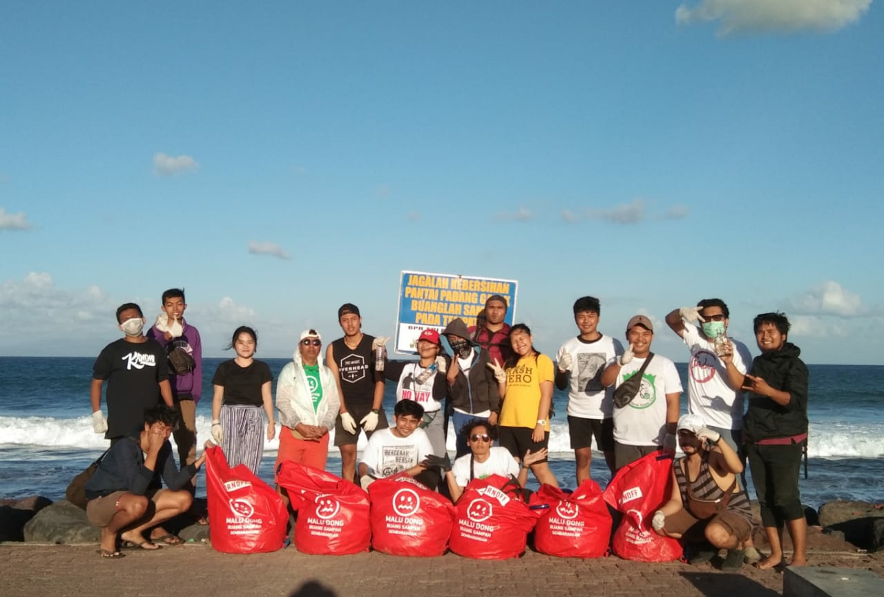 Dokumentasi dari - PC KMHDI Denpasar Beraksi Membersihkan Pantai Padang Galak