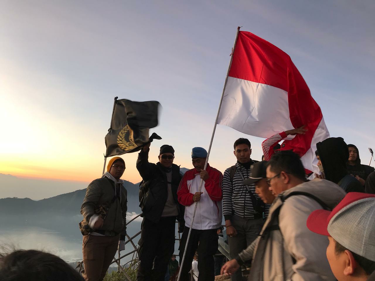 Dokumentasi dari - Polres Bangli Kibarkan Sang Merah Putih Tepat Pk 06:00 di Puncak Gunung Batur