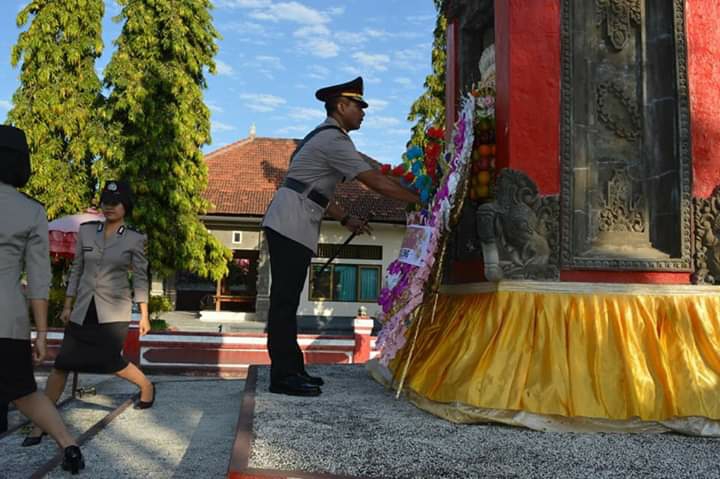 Dokumentasi dari - Polres Buleleng Ziarah dan Tabur Bunga di Taman Makam Pahlawan Buleleng