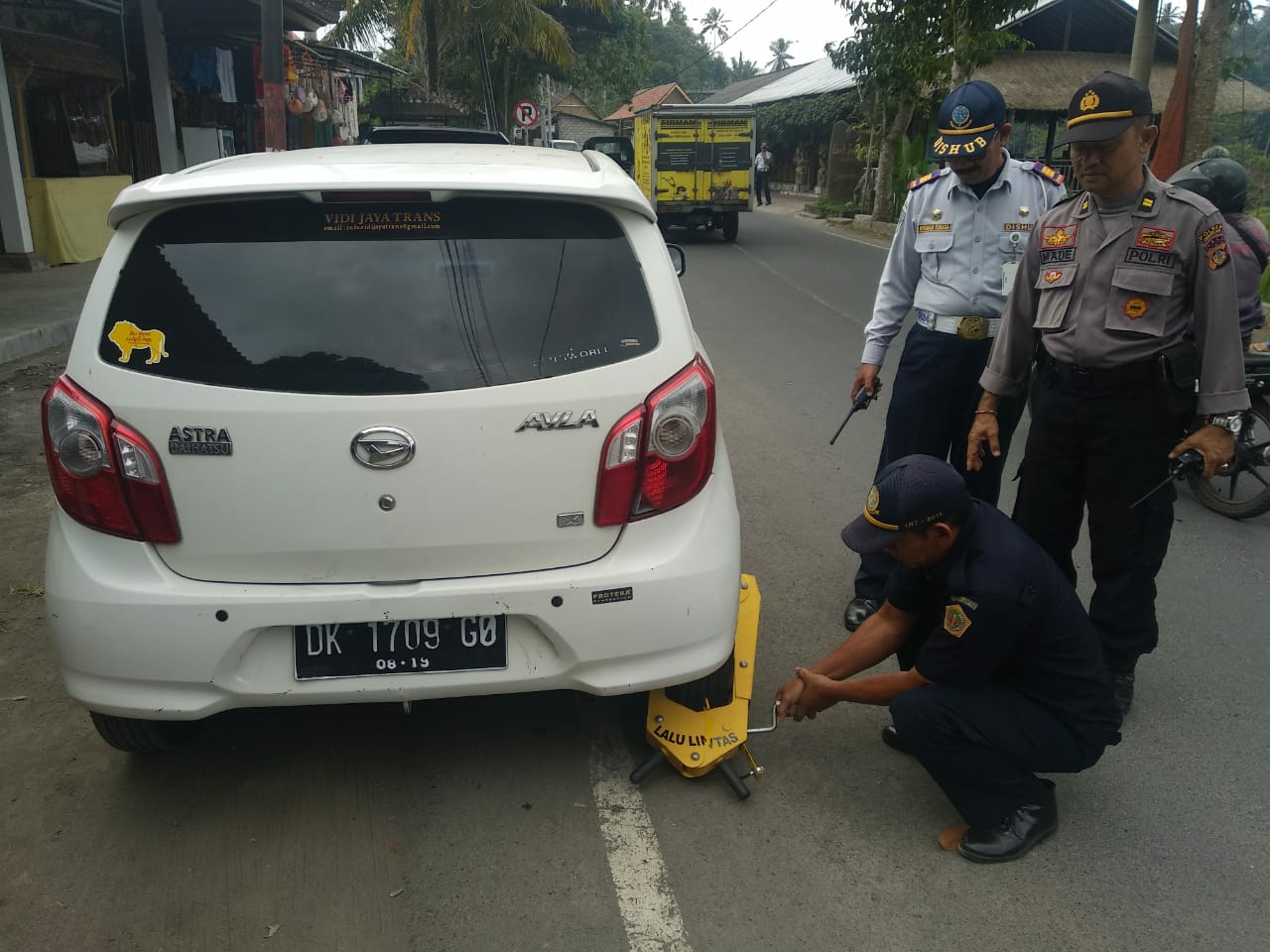 Dokumentasi dari - Digembok, Kendaraan Roda Empat  Melanggar Parkir di Ceking