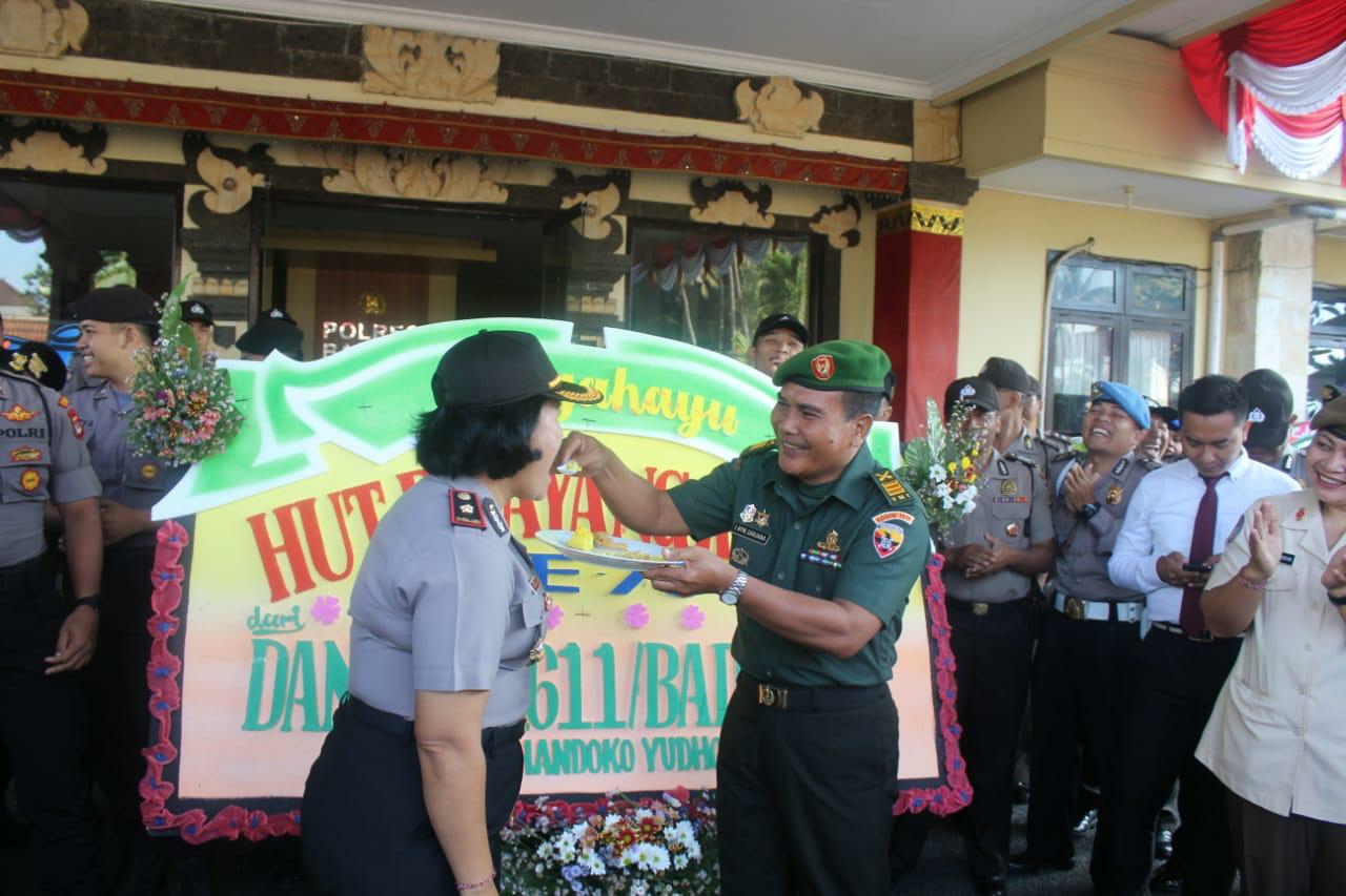Dokumentasi dari - Polres Terima Tumpeng Ucapan HUT Bhayangkara ke -73 dari Kodim 1611 Badung
