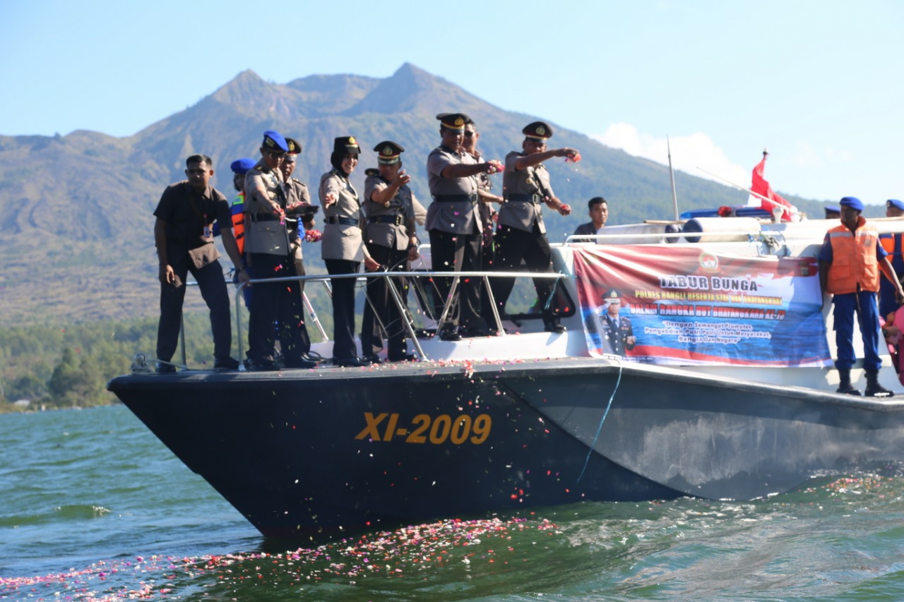 Dokumentasi dari - Polres Bangli Tabur Bunga di Danau Batur Kintamani