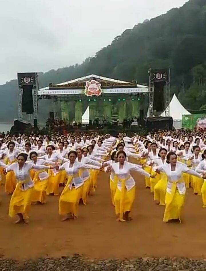 Dokumentasi dari - Ratusan Penari Rejang Renteng, Awali Twin Lake Festival Kabupaten Buleleng