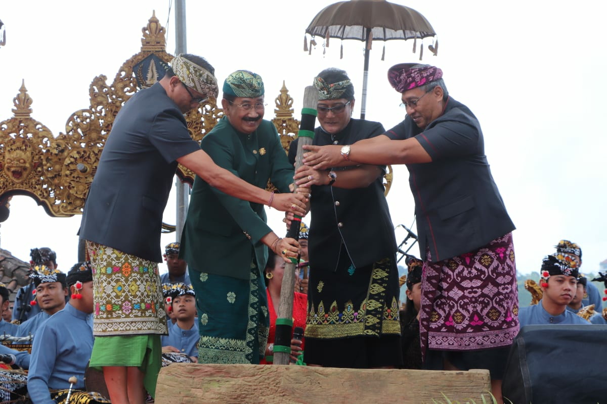 Dokumentasi dari - Bunyikan Lesung, Bupati Giri Prasta Buka FBP ke-8