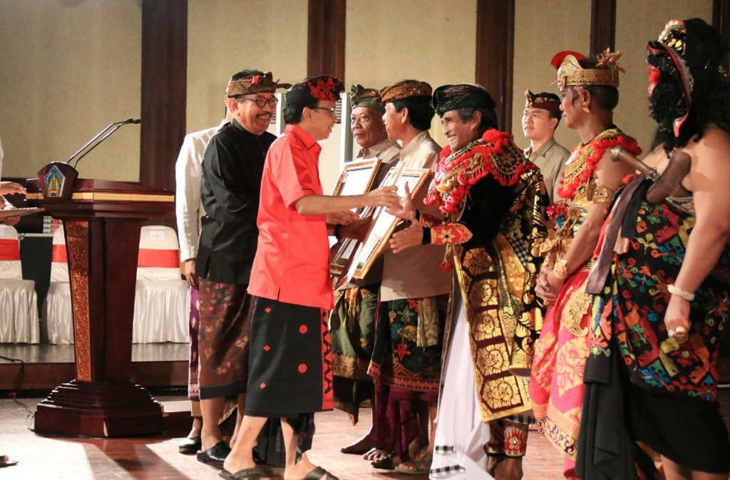 Dokumentasi dari - Gubernur Beri Jaminan Kesehatan bagi Penerima Penghargaan Pengabdi Seni