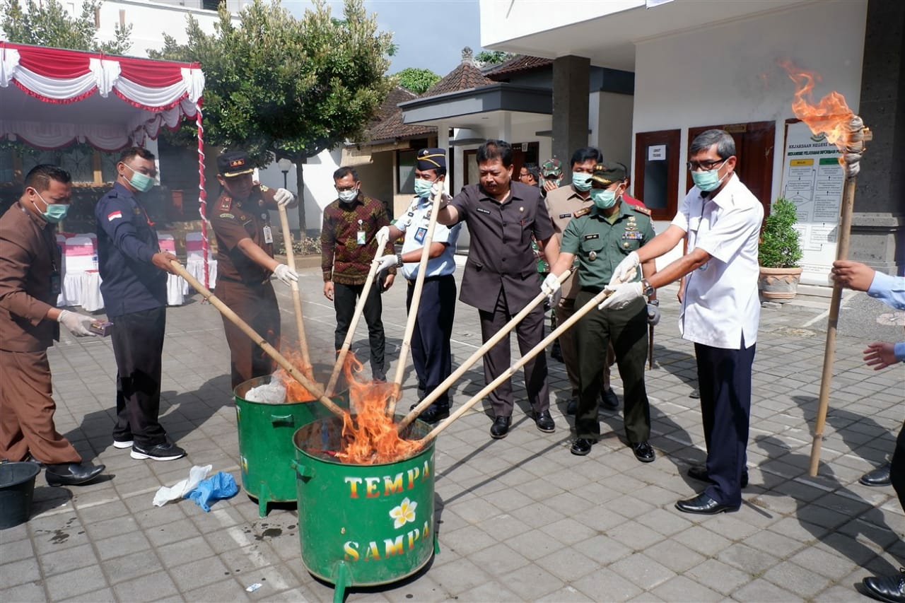 Dokumentasi dari - Kejari Gianyar Musnahkan Barang Bukti Berupa Narkotika Seberat 123,94 gram