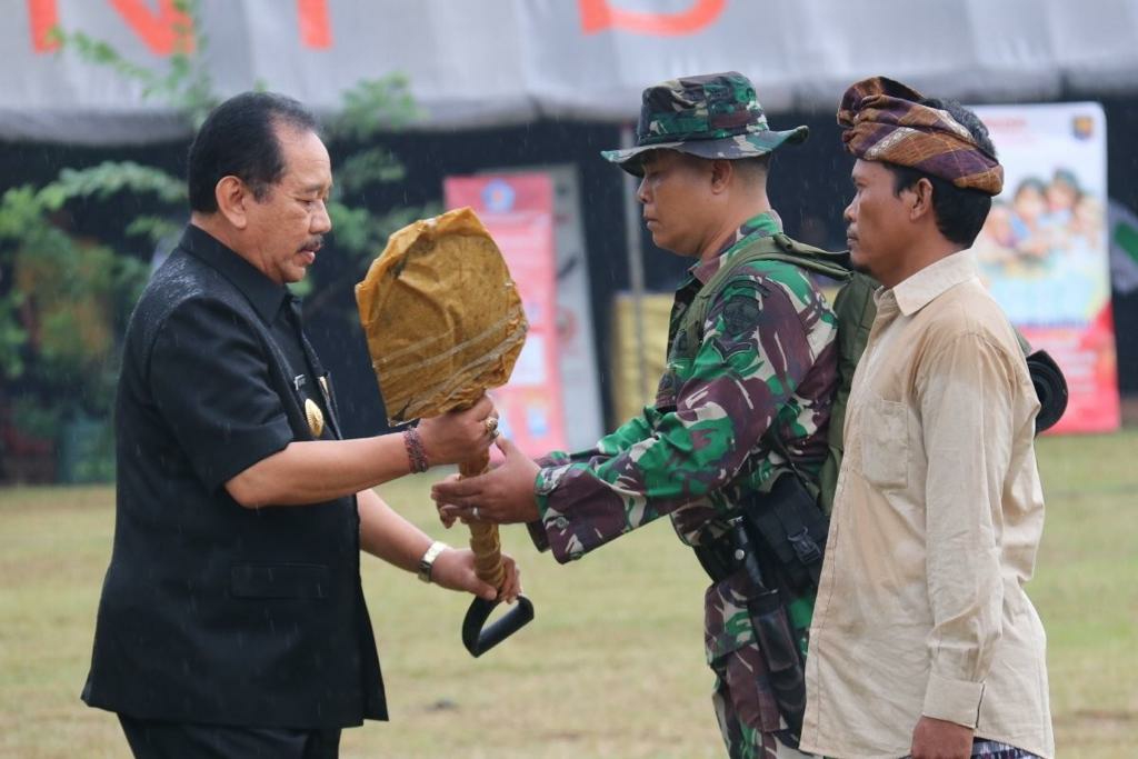 Dokumentasi dari - Wagub Tjok Ace Harapkan Kemanunggalan TNI - Masyarakat Percepat Pembangunan Desa