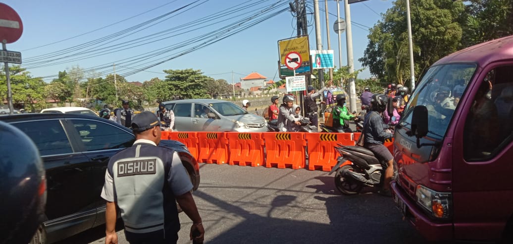 Dokumentasi dari - Denpasar Pasang Road Barier di Taman Pancing Hindari pengendara Saling Srobot