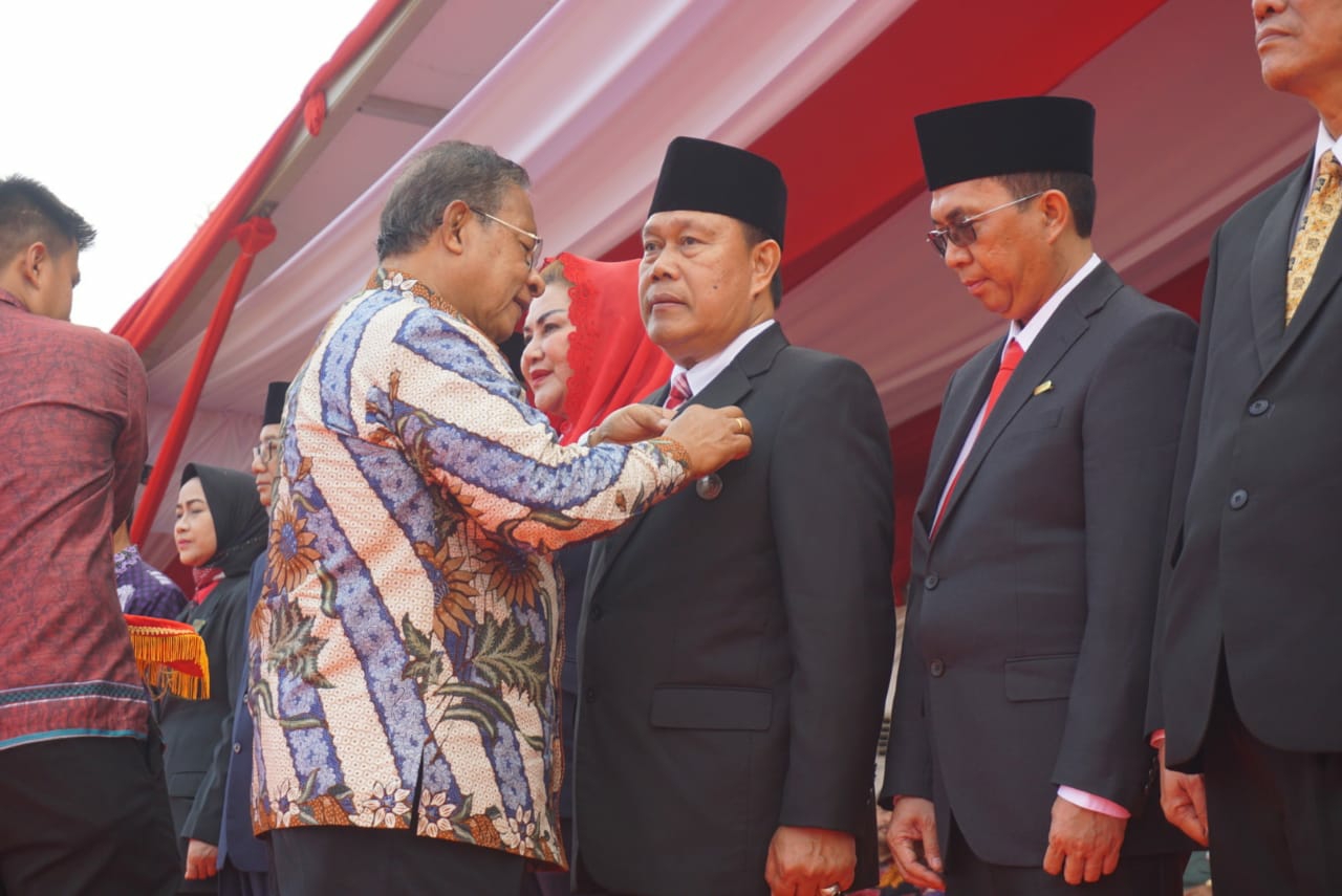 Dokumentasi dari - Sekda Rai Iswara Terima Penghargaan Satyalancana Pembangunan dari Presiden