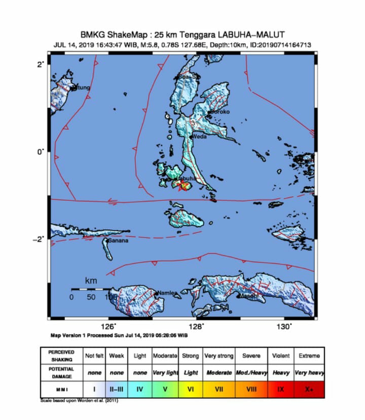 Dokumentasi dari - Gempa Bumi M 7.2  Guncang Halmahera, Masyarakat Panik Beramburan Keluar Rumah
