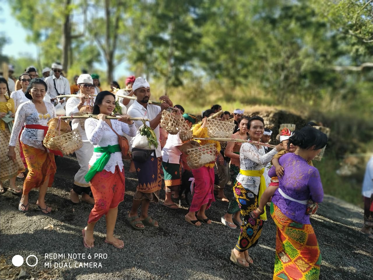 Dokumentasi dari - Ribuan Warga Ikuti Upacara Mapepada Atos Serangkaian Puja Wali di Pura Jati