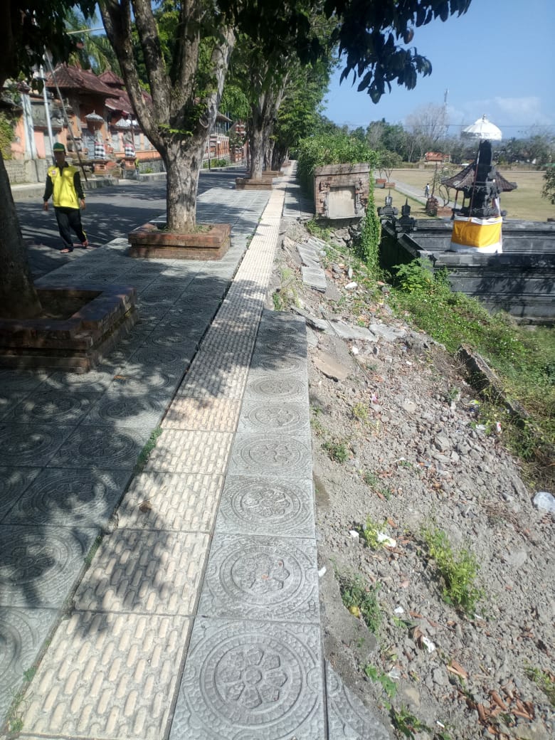 Dokumentasi dari - Trotoar Taman Kota Candrabuana Kota Karangasem Jebol