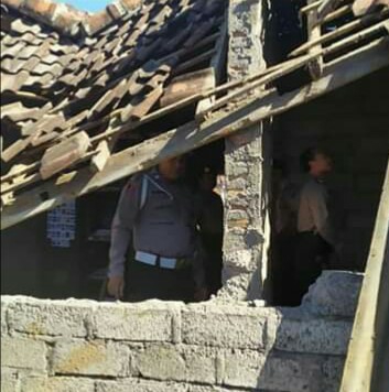 Dokumentasi dari - Akibat Gempa, Atap dan Tembok Rumah Wayan Ritawan Jebol.