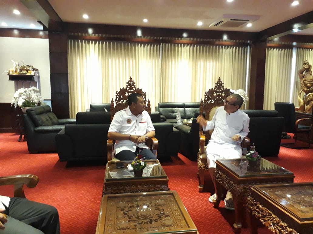 Dokumentasi dari - Tanda Kehormatan dari Presiden kepada Ida Bhagawan Blebar Gianyar 