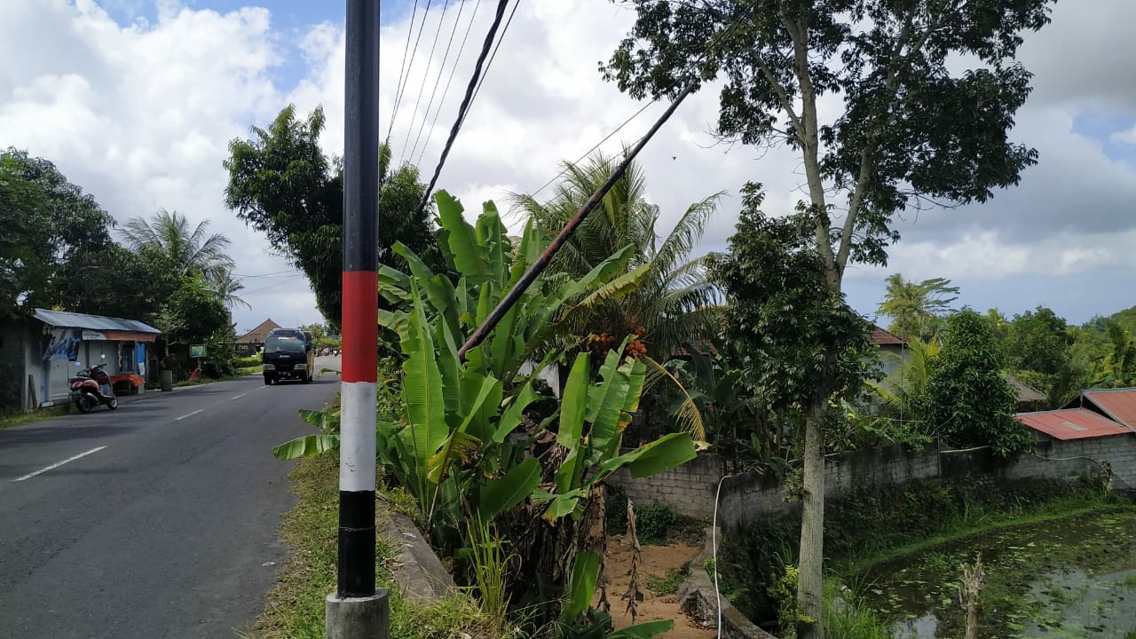Dokumentasi dari - Tiang Telpun di Desa Sibetan Nyaris Roboh