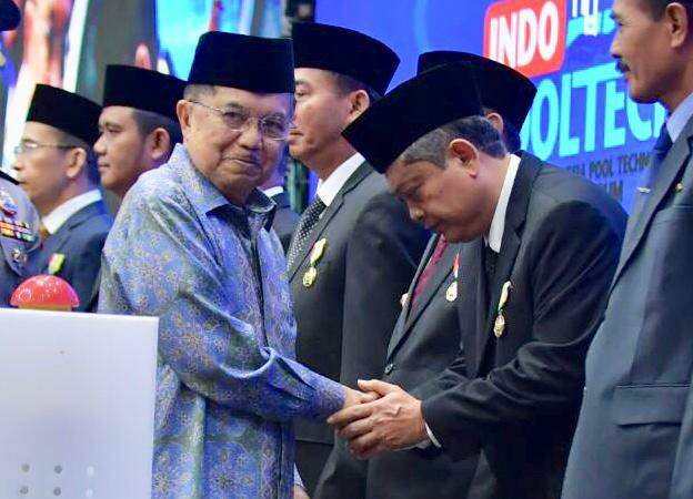 Dokumentasi dari - Rai Mantra Raih Tanda Kehormatan Satya Lencana Karya Bhakti Praja Nugraha Dari Presiden 