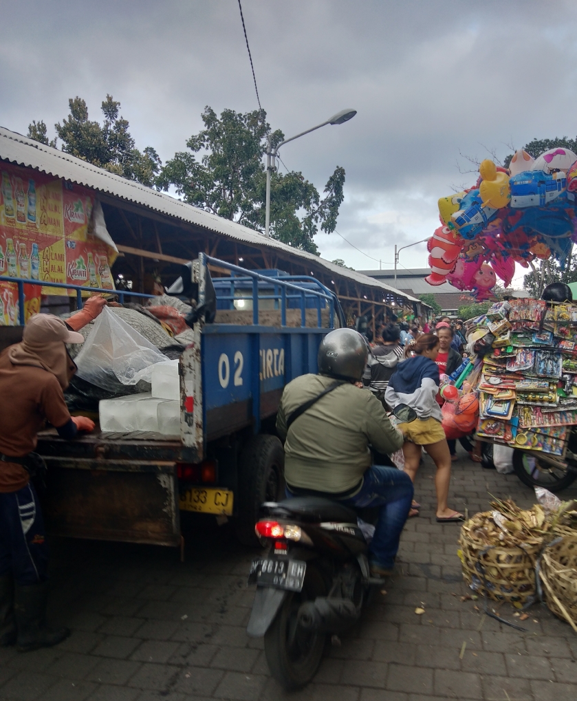 Dokumentasi dari - Pedagang Pasar Anyar Sari Batukandik Denpasar Mengeluh Omset Penjualannya Berkurang