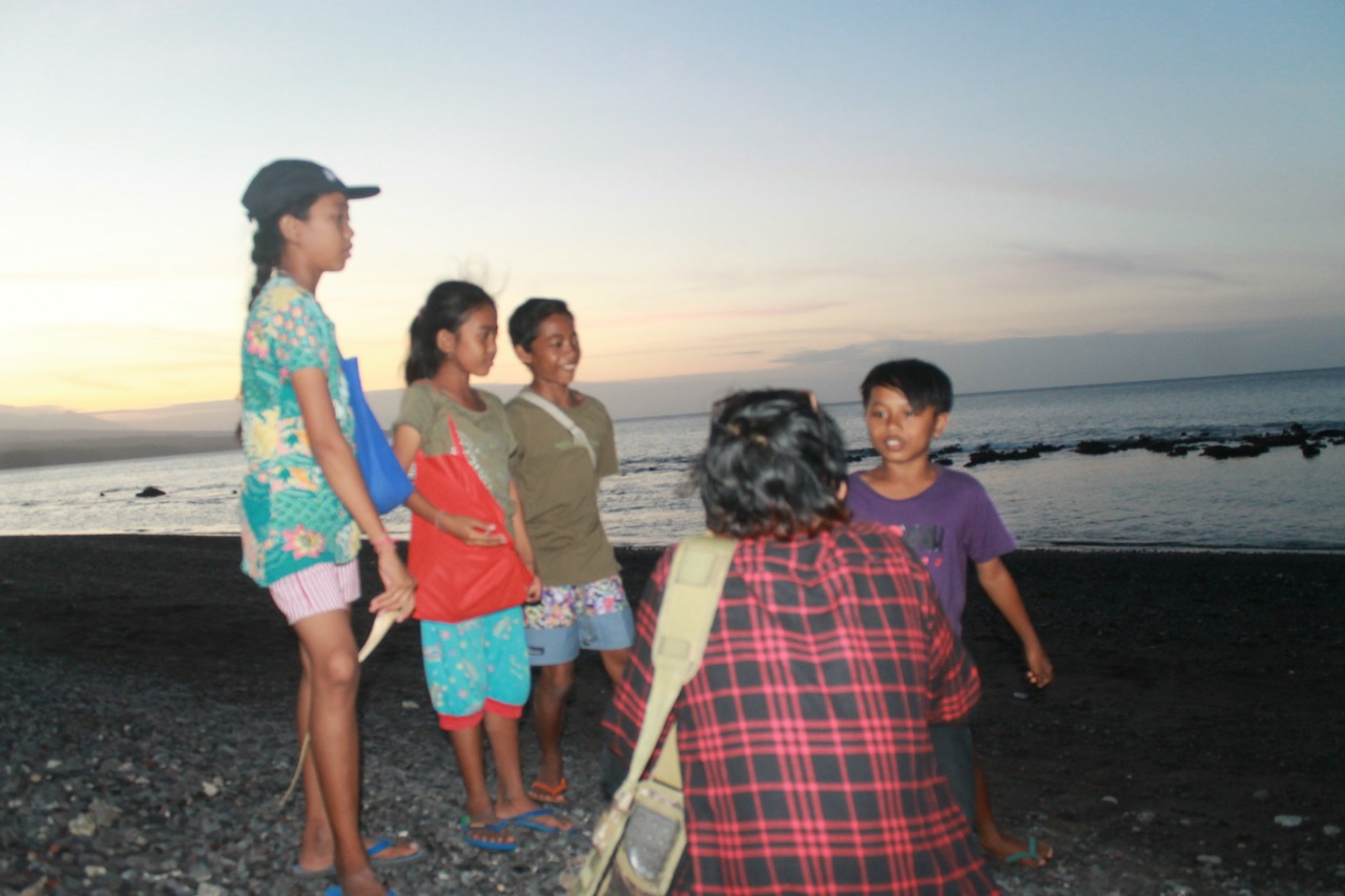 Dokumentasi dari - Raup Ratusan Ribu Rupiah Perhari dengan Berjualan Souvenir di Pantai Amed