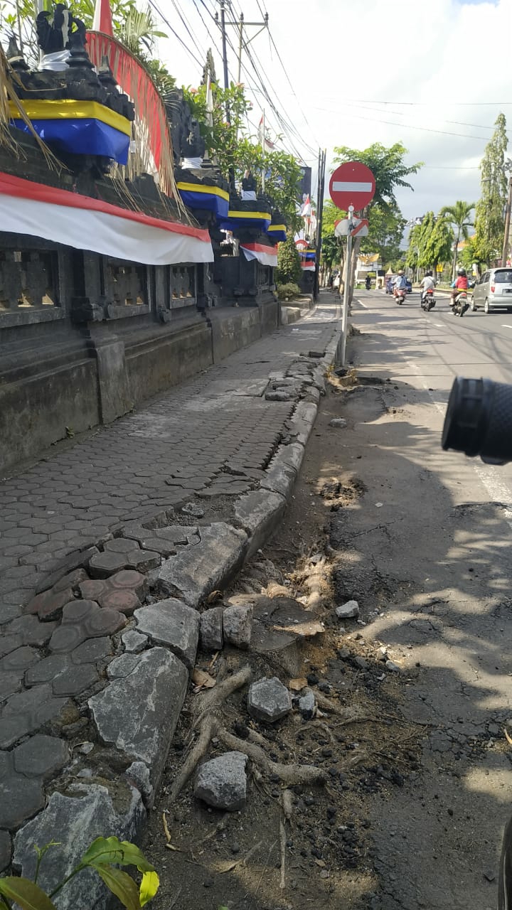 Dokumentasi dari - Trotoar di Jalan Jendral Sudirman Karangasem Rusak Parah