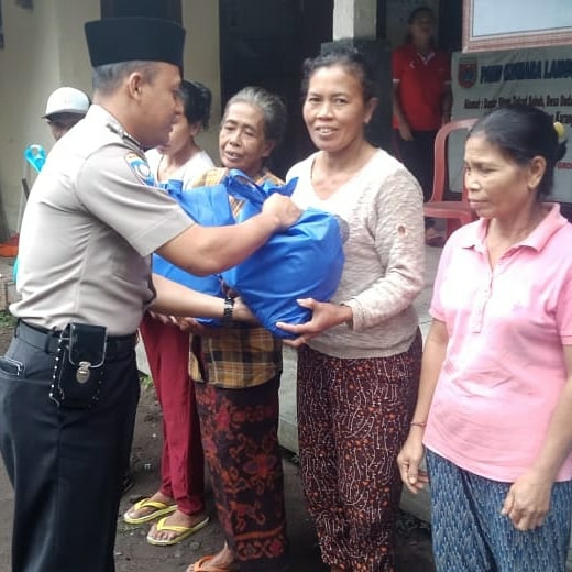 Dokumentasi dari - Polres Karangasem Beri Kebahagiaan kepada Keluarga Kurang Mampu  dalam Merayakan Galungan