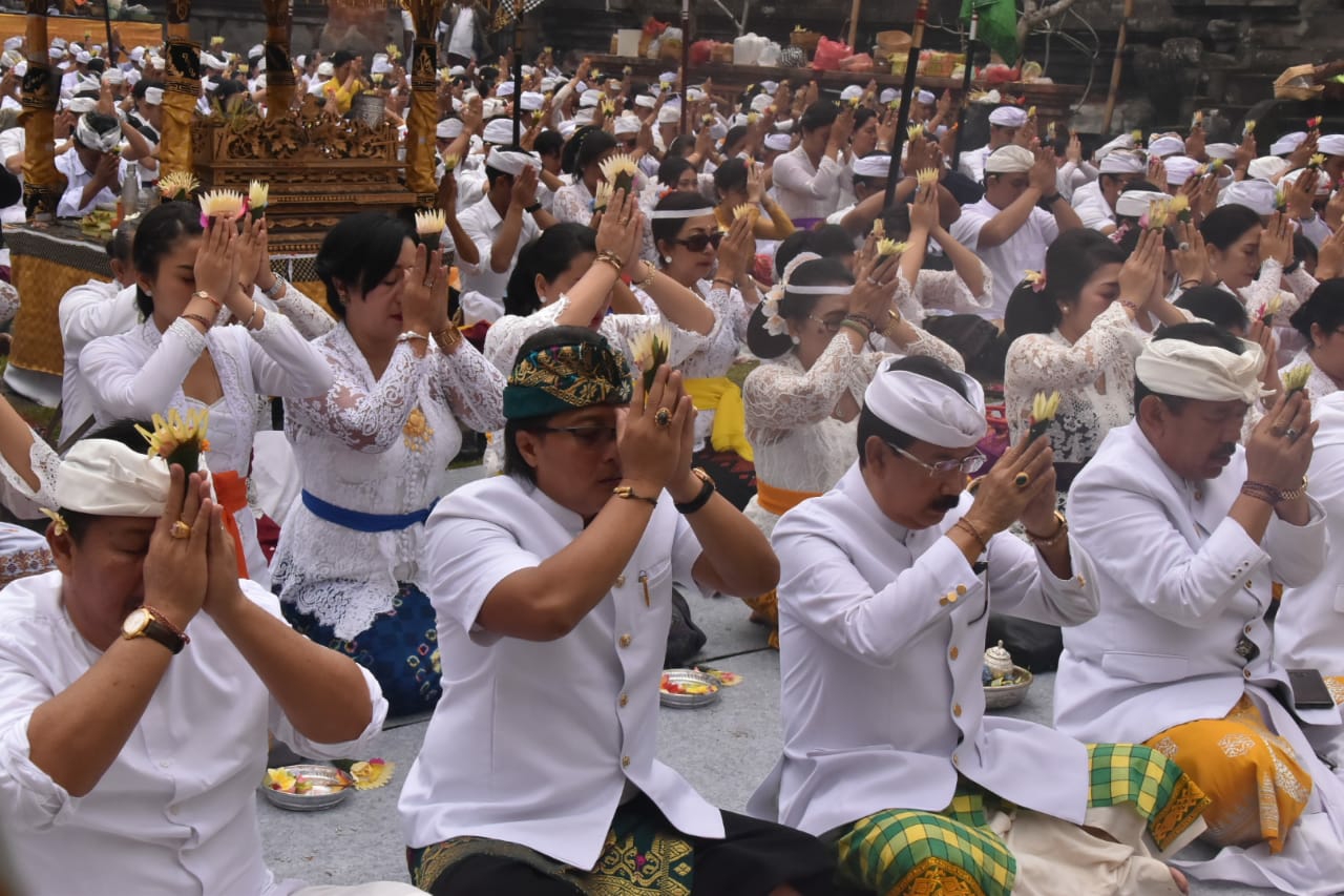 Dokumentasi dari - Badung Nganyarin di Pura Mandhara Giri Semeru Agung Lumajang
