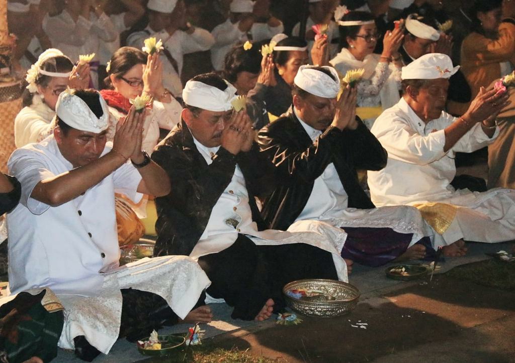 Dokumentasi dari - Bali Ngaturang Bakti Penganyar di Pura Mandara Giri Semeru Agung 