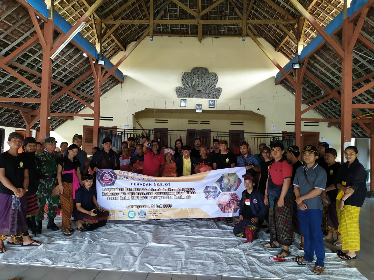 Dokumentasi dari - Tradisi Ngejot Jelang Galungan, Peradah Bali Sasar 50 Lansia Miskin