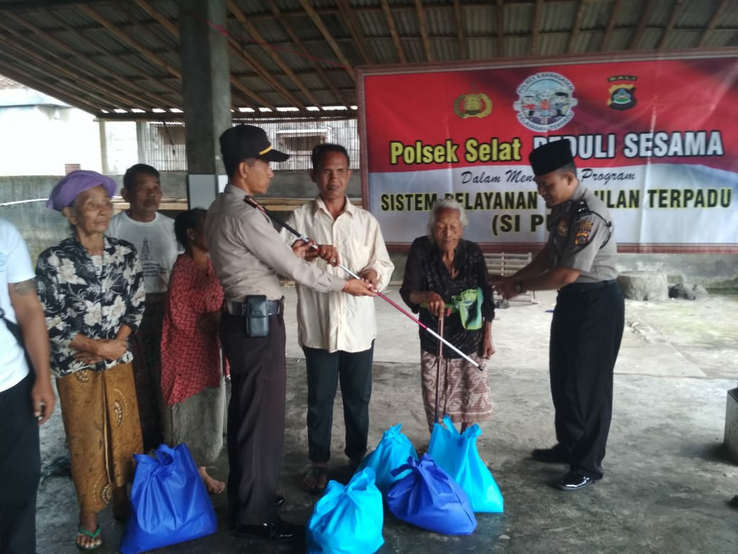 Dokumentasi dari - Polres Karangasem Serahkan Tongkat untuk Tuna Netra