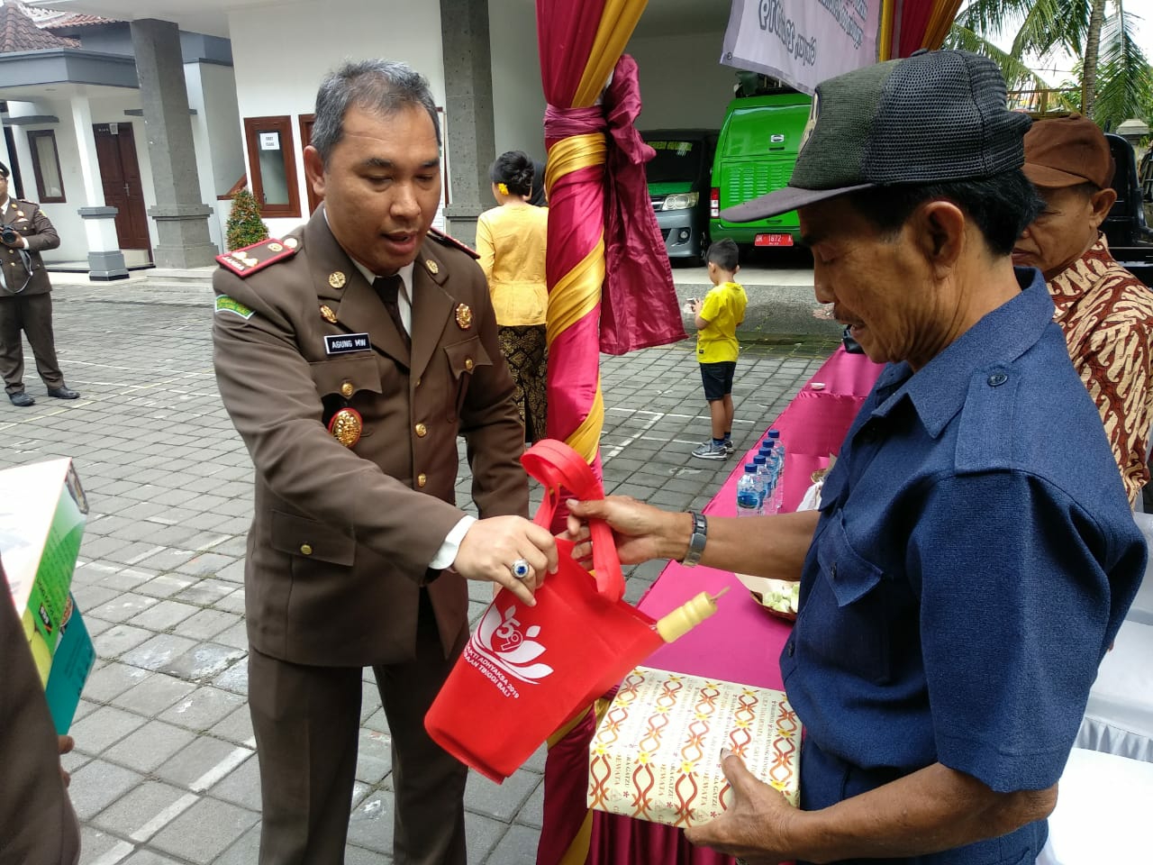 Dokumentasi dari - Kejari Bagikan Bingkisan Saat Peringati Hari Bhakti Adhyaksa ke-59 di Gianyar