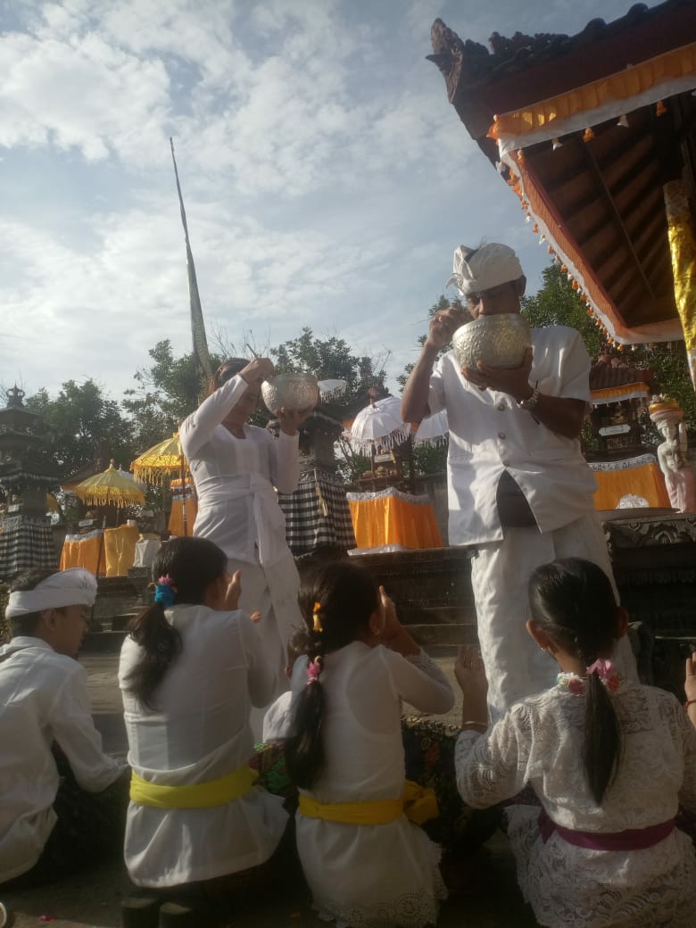 Dokumentasi dari - Umat Hindu di Seririt Melaksanakan Persembahyangan Galungan