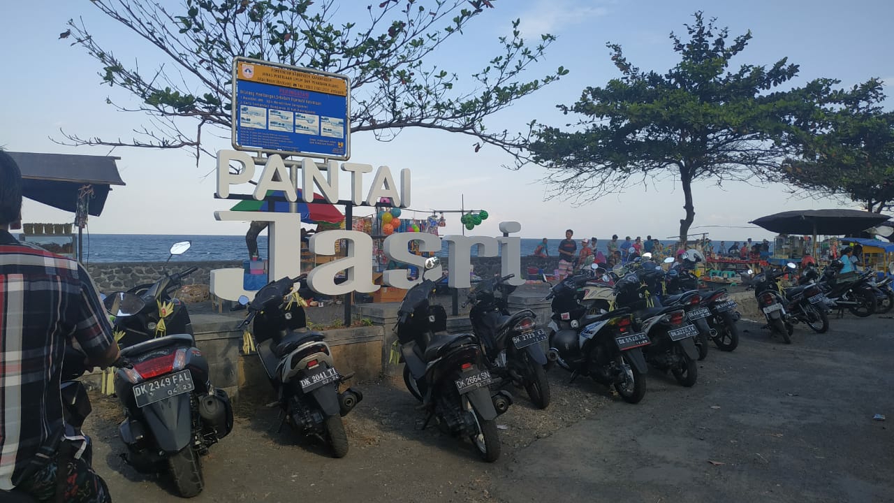 Dokumentasi dari - Maraknya Pedagang Musiman di Pantai Jasri Saat Hari Raya Galungan