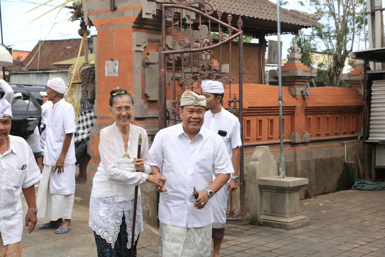 Dokumentasi dari - Sekda Rai Iswara Hadiri Piodalan, Pamelaspasan dan Mecaru Banjar Celagigendong