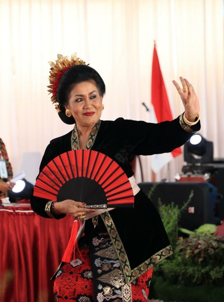 Dokumentasi dari - Ny Putri Koster Masuk 5 Terbaik Lomba Fashion Show Baju Adat Tingkat Nasional
