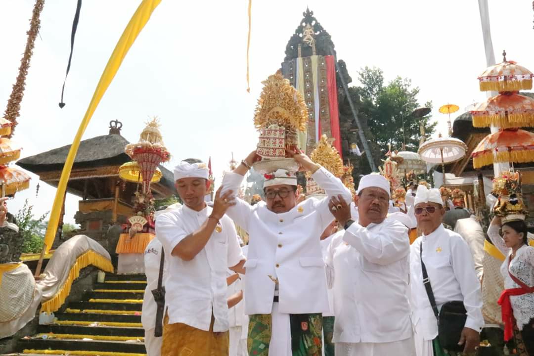 Dokumentasi dari - Prosesi Nyineb di Pura Mandara Giri Semeru Agung