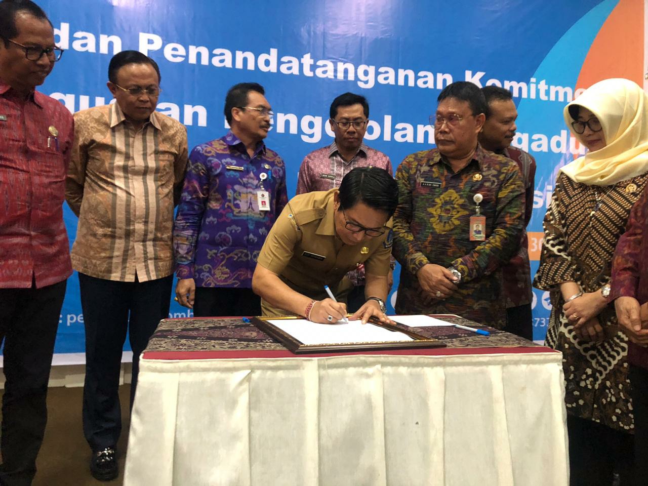 Dokumentasi dari - Sekda Adi Arnawa Teken Komitmen Penguatan Pengelolaan Pengaduan Pelayanan Publik
